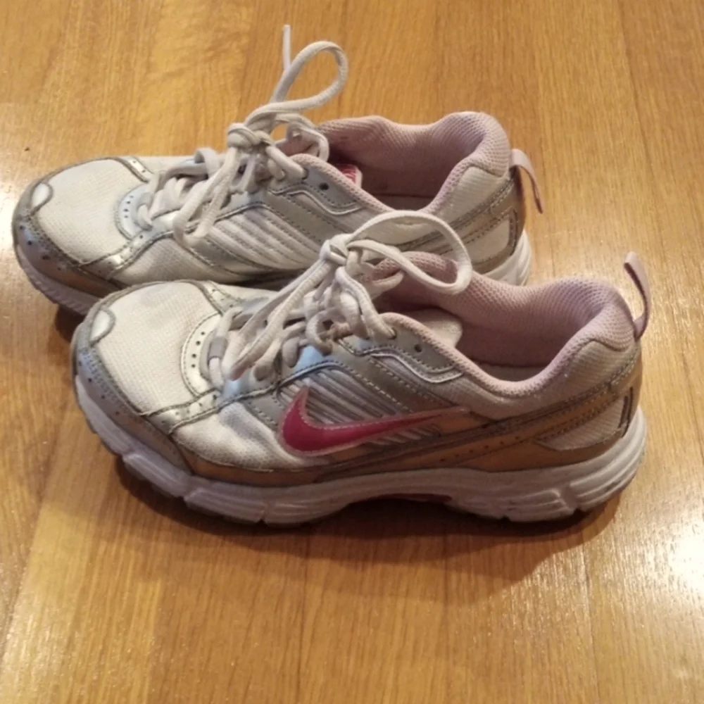 Y2K Pink/White Nike Athletic girls running Shoes, Size 4YW
